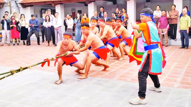 Người dân địa phương trình diễn nghi thức Kéo Mỏ, đã được UNESCO công nhận Di sản Văn hóa phi vật thể đại diện của nhân loại. (ẢNH HL)
