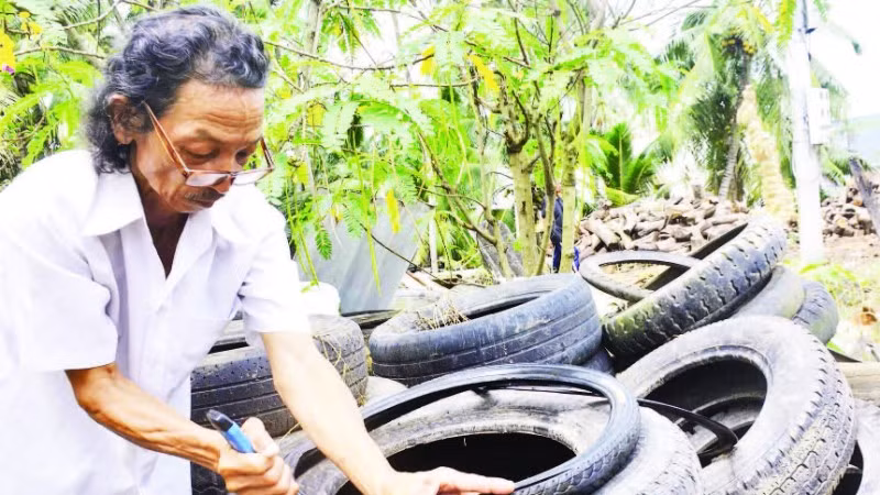 Ông Dội tái chế những lốp xe cũ thành những sản phẩm hữu ích.