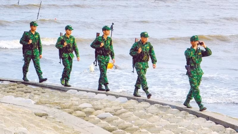 Cán bộ, chiến sĩ Đồn Biên phòng Hàm Luông trong kíp tuần tra, bảo vệ vững chắc chủ quyền nơi biên giới biển.
