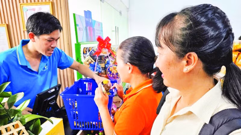 Điểm phúc lợi đoàn viên thuộc Khu chế xuất Linh Trung I có hàng nghìn mặt hàng thiết yếu được bán với mức giá ưu đãi từ 3-30% so với thị trường.