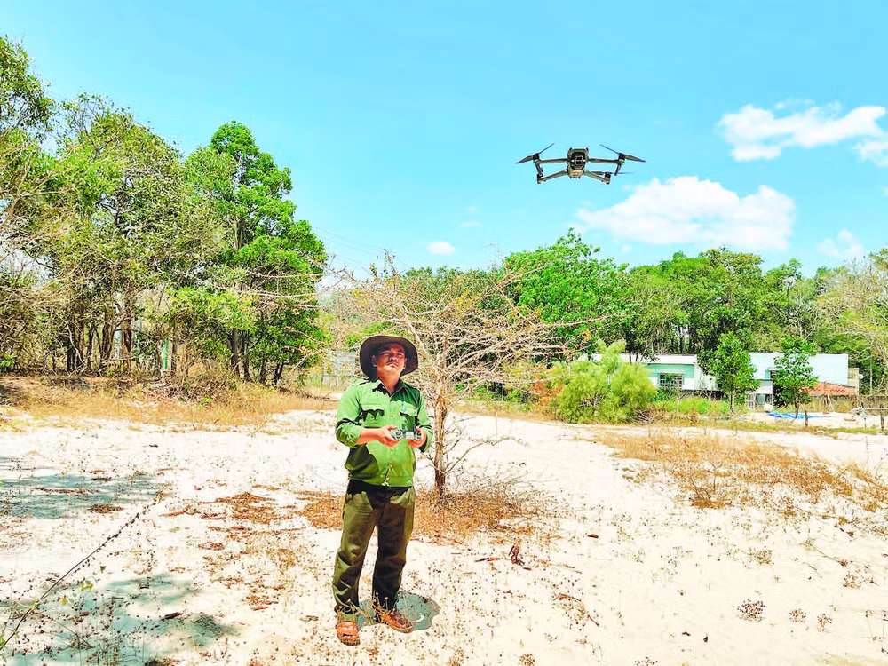 Nhân viên Khu bảo tồn thiên nhiên Tà Kóu bay flycam kiểm tra công tác phòng, chống cháy rừng.