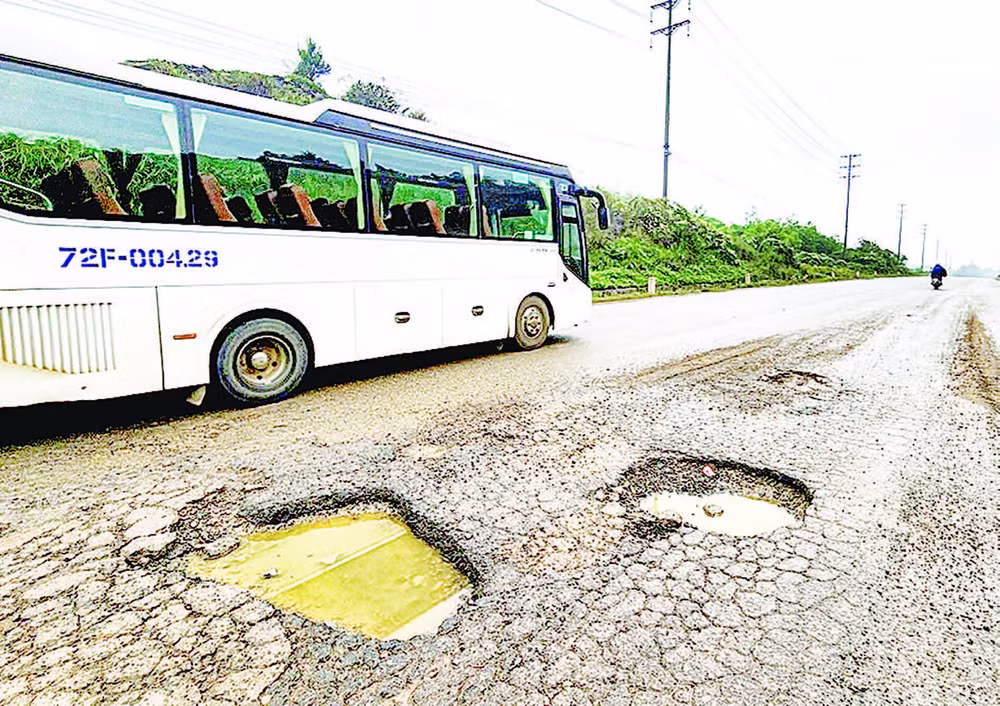 Quốc lộ 12C hư hỏng, ảnh hưởng phát triển kinh tế.