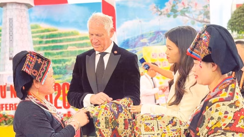 Nhà đầu tư tìm hiểu cơ hội hợp tác đầu tư trong lĩnh vực nông nghiệp, văn hóa tại Hội nghị xúc tiến đầu tư do tỉnh Điện Biên tổ chức (ngày 11/5/2026).
