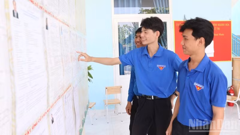 Nhiều bạn trẻ chủ động tìm hiểu tiểu sử, quá trình công tác cũng như chương trình hành động của các ứng cử viên trước khi đưa ra lựa chọn việc bỏ phiếu bầu đại biểu để gửi gắm nguyện vọng của mình. (Ảnh: NGUYỄN TRUNG)