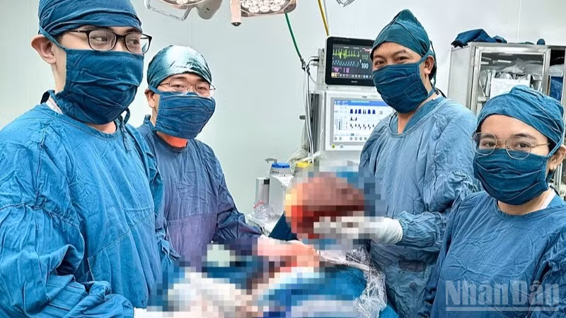 Ê-kíp bác sĩ Khoa Ngoại tổng hợp, Bệnh viện đa khoa Ninh Thuận thực hiện phẫu thuật cho bệnh nhân. (Ảnh: đơn vị cung cấp)