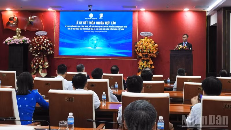 Quang cảnh buổi lễ ký kết. (Ảnh: NGUYỄN TRUNG)