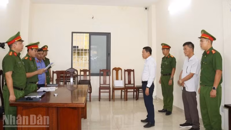Cơ quan chức năng thi hành lệnh bắt tạm giam 2 bị can Trần Huỳnh Kiến Trúc và Đỗ Ngọc Quang. (Ảnh: CTV)