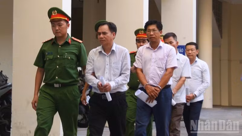 Dẫn giải các bị can về nơi tạm giam giữ.