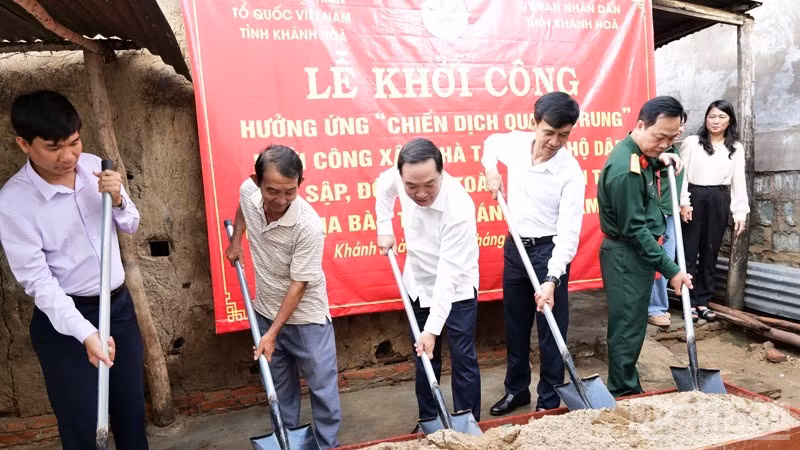 Đoàn công tác số 2 của Tỉnh ủy, Ủy ban nhân dân tỉnh Khánh Hòa do đồng chí Hồ Xuân Trường (đứng giữa), Phó Bí thư Thường trực Tỉnh ủy làm Trưởng đoàn cùng lãnh đạo phường Đô Vinh thực hiện nghi thức lễ khởi công xây dựng nhà mới cho gia đình ông Trương Văn Nam (Tổ dân phố Đắc Nhơn 1, phường Đô Vinh), một trong số 11 hộ dân có nhà bị sập, đổ hoàn toàn trong đợt mưa lũ vào cuối tháng 11. (Ảnh: NGUYỄN TRUNG) 
