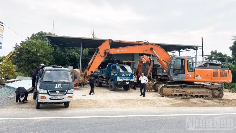 Các cơ quan chức năng triển khai công tác cưỡng chế tại hộ bà Phạm Thị Hiền, thôn Quán Thẻ 2, xã Thuận Nam (Khánh Hòa). (Ảnh: NGUYỄN TRUNG)