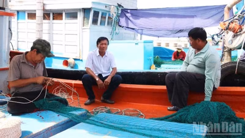 Trên các tàu dịch vụ hậu cần nghề cá tại Khánh Hòa dễ bắt gặp hình ảnh những lao động ngoài tuổi 50 vẫn miệt mài làm việc. (Ảnh: NGUYỄN TRUNG)