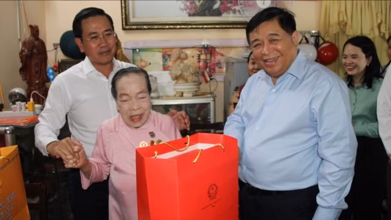 Phó Thủ tướng Chính phủ Nguyễn Chí Dũng thăm hỏi, tặng quà cho bà Hồ Thị Lượm, Anh hùng lao động trong thời kỳ kháng chiến. (Ảnh: NGUYỄN TRUNG)