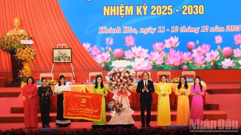 Đồng chí Nguyễn Khắc Hà - Phó Bí thư Tỉnh ủy, Chủ tịch Ủy ban Mặt trận Tổ quốc Việt Nam tỉnh Khánh Hòa tặng bức trướng chúc mừng của Tỉnh ủy cho Đại hội. 