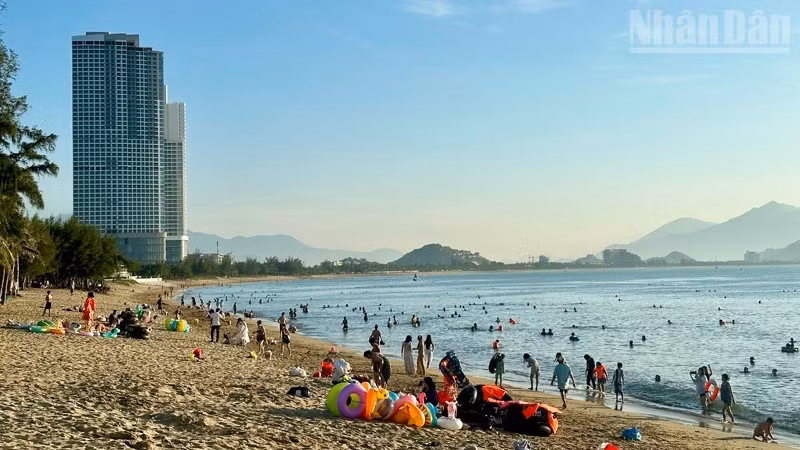 Một góc biển Bình Sơn-Ninh Chử, phường Đông Hải, bãi tắm thu hút đông du khách thập phương đến trải nghiệm. (Ảnh: NGUYỄN TRUNG)