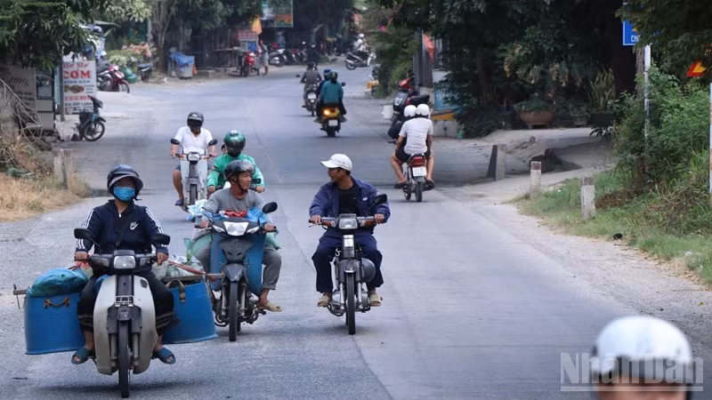 Người dân tham gia giao thông trên tuyến đường huyết mạch nối phường Ba Ngòi với khu vực miền núi Khánh Sơn (cũ), tỉnh Khánh Hòa. (Ảnh: NGUYỄN TRUNG)