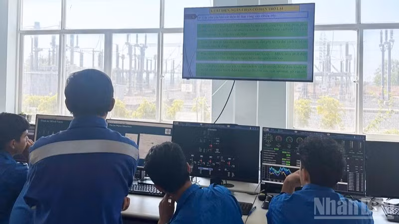 Tiết học mô-đun kỹ thuật viên dịch vụ điện gió của sinh viên Trường Cao đẳng Công nghệ-Năng lượng Khánh Hòa tại Công ty Điện gió Thuận Bình (tỉnh Lâm Đồng) theo mô hình đào tạo phối hợp giữa nhà trường và doanh nghiệp. (Ảnh: đơn vị cung cấp) 