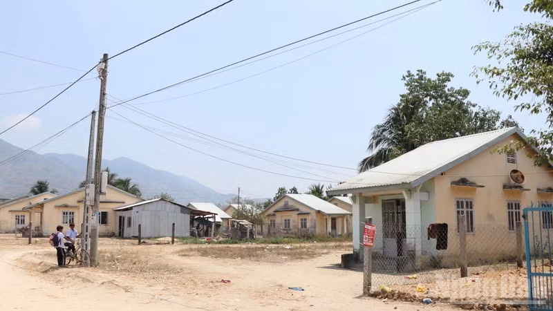Một góc thôn Tầm Ngân 1 (xã Lâm Sơn, tỉnh Khánh Hòa) khô khốc giữa trưa nắng tháng 4. (Ảnh: NGUYỄN TRUNG)