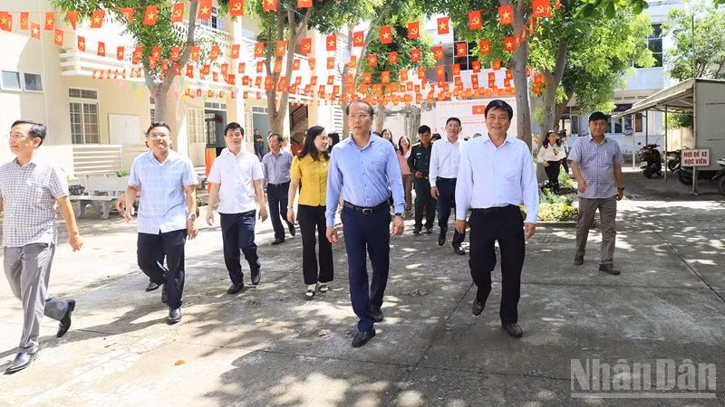 Đoàn công tác tỉnh Khánh Hòa đi kiểm tra việc chuẩn bị cho cuộc bầu cử bầu cử đại biểu Quốc hội khóa XVI và đại biểu Hội đồng nhân dân (HĐND) các cấp nhiệm kỳ 2026-2031 tại các xã, phường khu vực phía nam Khánh Hòa. (Ảnh: NGUYỄN TRUNG) 