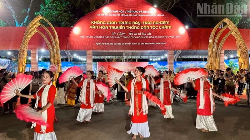 Thiếu nữ Chăm biểu diễn điệu múa truyền thống tại khuôn viên không gian trải nghiệm văn hóa của ngày hội. (Ảnh: NGUYỄN TRUNG)