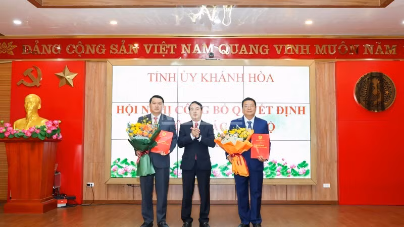 Bí thư Tỉnh ủy Nghiêm Xuân Thành trao quyết định cho đồng chí Lương Đức Hải và đồng chí Võ Hoàn Hải. (Ảnh: VŨ TÂN)