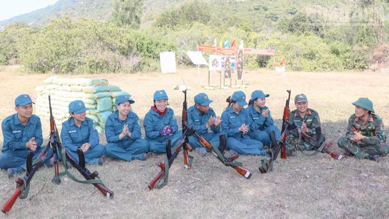 Nghỉ giải lao sau buổi tập luyện trên thao trường. (Ảnh: NGUYỄN TRUNG)