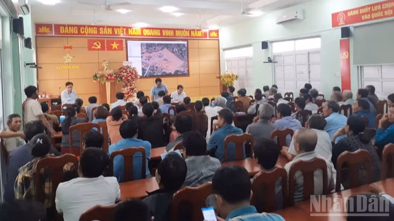 Ủy ban nhân dân xã Phước Dinh, tỉnh Khánh Hòa tổ chức tuyên truyền, vận động nhân dân đồng thuận để đẩy mạnh công tác giải phóng, bàn giao mặt bằng triển khai dự án điện hạt nhân Ninh Thuận 1. (Ảnh: NGUYỄN TRUNG)