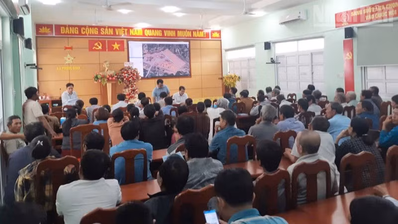 Ủy ban nhân dân xã Phước Dinh, tỉnh Khánh Hòa tổ chức họp dân công khai để triển khai công tác bồi thường, hỗ trợ, giải phóng mặt bằng thực hiện Dự án Nhà máy Điện hạt nhân Ninh Thuận 1. (Ảnh: NGUYỄN TRUNG)