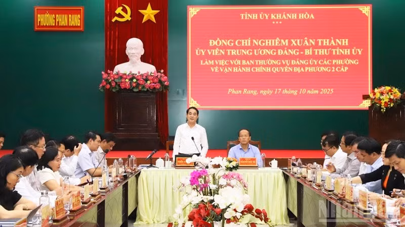 Quang cảnh buổi làm việc. (Ảnh NGUYỄN TRUNG)