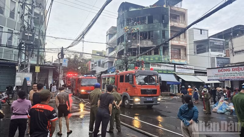 Phòng Cảnh sát Phòng cháy chữa cháy và Cứu nạn cứu hộ (Công an tỉnh Khánh Hòa) huy động xe thang chuyên dụng, nhiều xe chữa cháy đến hiện trường. (Ảnh: VŨ TÂN) 