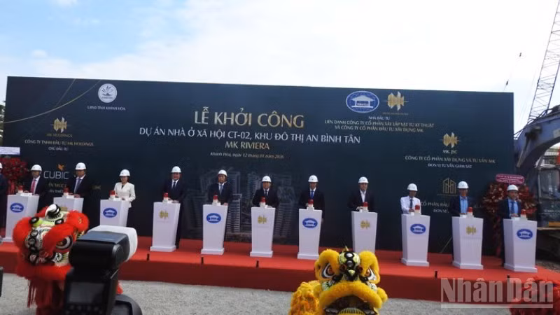 Lãnh đạo tỉnh Khánh Hòa cùng chủ đầu tư ấn nút khởi công Dự án nhà ở xã hội CT-02. (Ảnh: NGUYỄN TRUNG)
