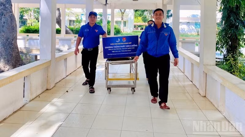 Đoàn phường Ninh Chử, tỉnh Khánh Hòa với Chương trình "Phát cơm 0 đồng" chia sẻ tấm lòng thiện nguyện với những phận đời đang gồng mình chống chọi bệnh tật tại Trung tâm Y tế khu vực Ninh Hải. (Ảnh: CTV)