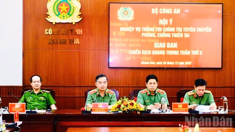 Lãnh đạo Bộ Công an và Công an tỉnh Khánh Hòa chủ trì buổi hội ý. (Ảnh: VŨ TÂN)