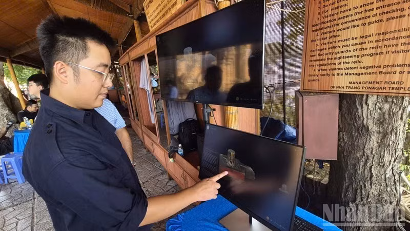 Du khách trải nghiệm tìm hiểu di sản văn hóa dân tộc Chăm qua tương tác "một chạm" trên không gian số. (Ảnh: NGUYỄN TRUNG)