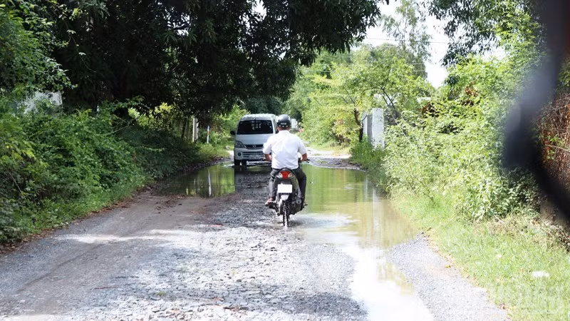 Với người dân, mỗi chuyến đi qua tuyến đường là một lần phải căng mắt quan sát, lựa từng khoảng mặt đường còn bằng phẳng để tránh hiểm họa. (Ảnh: NGUYỄN TRUNG)