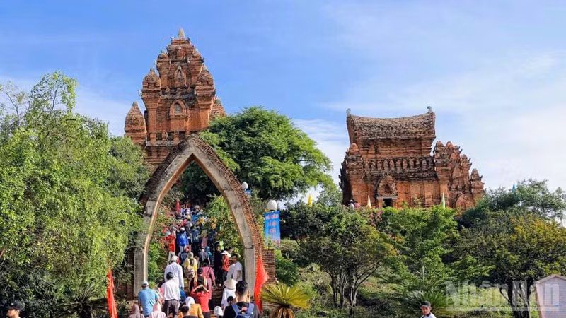 Di tích quốc gia đặc biệt Tháp Pô Klong Garai (phường Đô Vinh) - nơi diễn ra nghi thức chính của Lễ hội Katê hằng năm. (Ảnh: NGUYỄN TRUNG)