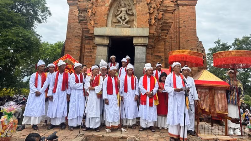 Phó cả sư Lưu Sanh Thanh, Ủy viên Ủy ban Mặt trận Tổ quốc Việt Nam tỉnh Khánh Hòa, Thư ký Hội đồng Chức sắc Chăm Bàlamôn phát biểu chào mừng, khai Lễ hội Katê năm 2025 tại tháp Po Klong Garai, phường Đô Vinh. (Ảnh: NGUYỄN TRUNG)