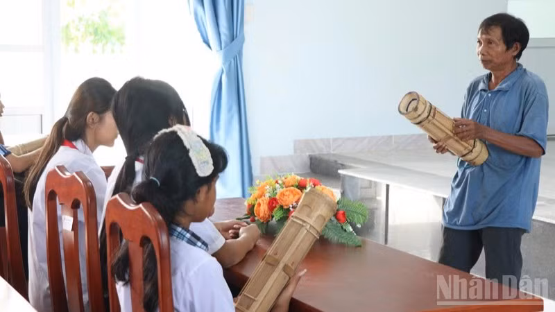 Một buổi dạy đàn Chapi của nghệ nhân xã Phước Hà, tỉnh Khánh Hòa cho học sinh Trường Phổ thông Dân tộc bán trú trung học cơ sở Phước Hà. (Ảnh: NGUYỄN TRUNG)