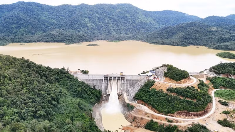 Hồ Sông Chò 1 nằm trên địa bàn các xã Trung Khánh Vĩnh, Bắc Khánh Vĩnh và Nam Ninh Hòa, có dung tích 110 triệu m3 (lớn thứ hai toàn tỉnh Khánh Hòa), phát huy hiệu quả vai trò giữ nước cho sản xuất, đời sống, góp phần vào phát triển kinh tế-xã hội tại địa phương. (Ảnh: NGUYỄN TRUNG)