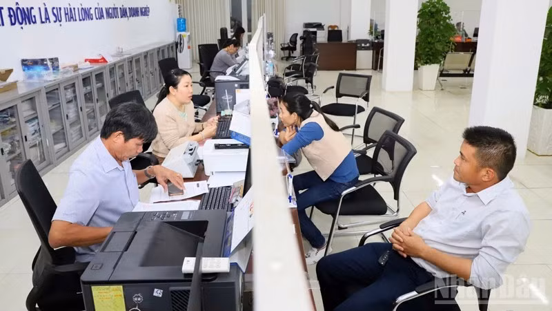 Dữ liệu đất đai được kết nối với hệ thống một cửa, thời gian xử lý thủ tục hành chính được rút ngắn, mức độ hài lòng của người dân và doanh nghiệp được nâng cao. (Ảnh: NGUYỄN TRUNG)