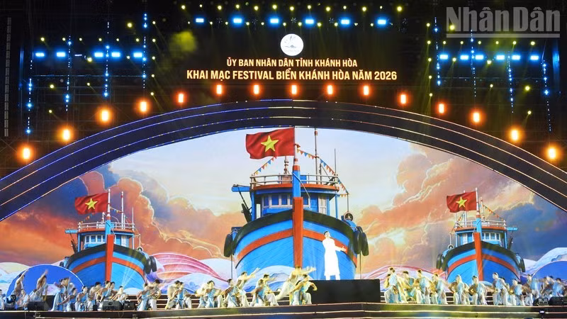 Chương trình nghệ thuật đặc sắc tại đêm khai mạc Festival Biển Khánh Hòa 2026. (Ảnh: NGUYỄN TRUNG)