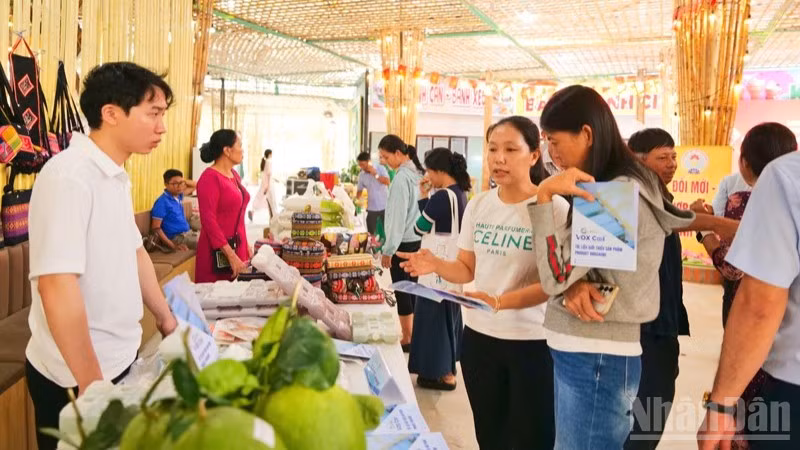 Nhiều sản phẩm OCOP của địa phương vốn chỉ quanh quẩn ở chợ truyền thống, nay đã hiện diện trên các sàn giao dịch điện tử và tham gia tại các hội chợ trên cả nước mỗi khi tỉnh Khánh Hòa tổ chức chương trình xúc tiến thương mại. (Ảnh: NGUYỄN TRUNG)