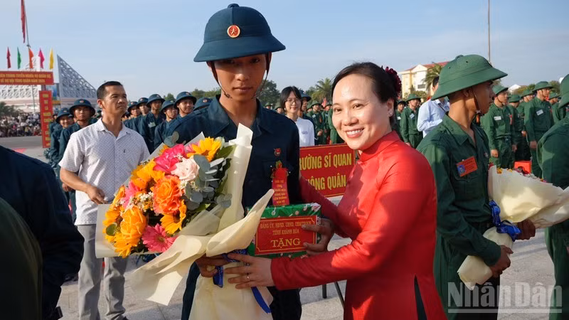 Lãnh đạo phường Phan Rang (Khánh Hòa) tặng hoa chúc mừng, dặn dò các tân binh trước giờ lên đường.