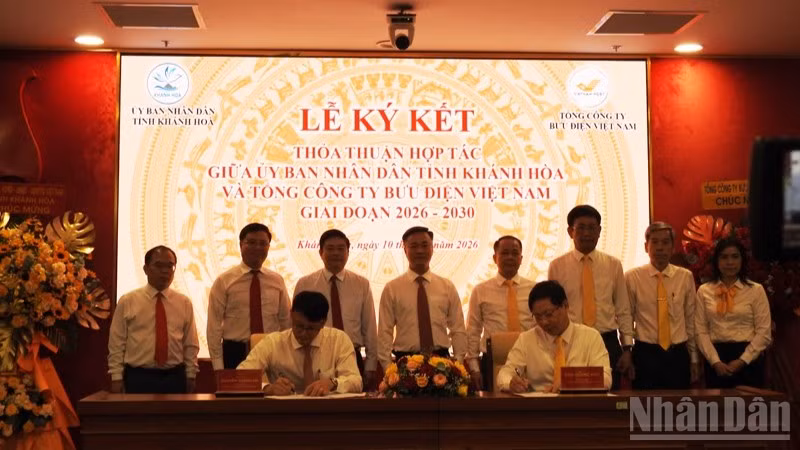Lãnh đạo Ủy ban nhân dân tỉnh Khánh Hòa cùng lãnh đạo Tổng Công ty Bưu điện Việt Nam thực hiện nghi thức ký kết thỏa thuận hợp tác. (ảnh: NGUYỄN TRUNG)
