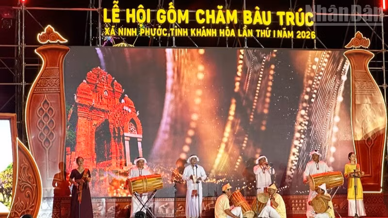 Biểu diễn nhạc cụ Chăm chào mừng lễ khai mạc. (Ảnh: NGUYỄN TRUNG)