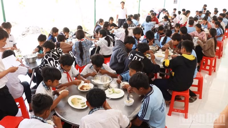 Quang cảnh bữa cơm học đường tại Trường phổ thông Dân tộc bán trú trung học cơ sở Phước Hà (xã Phước Hà, tỉnh Khánh Hòa). (Ảnh: NGUYỄN TRUNG)