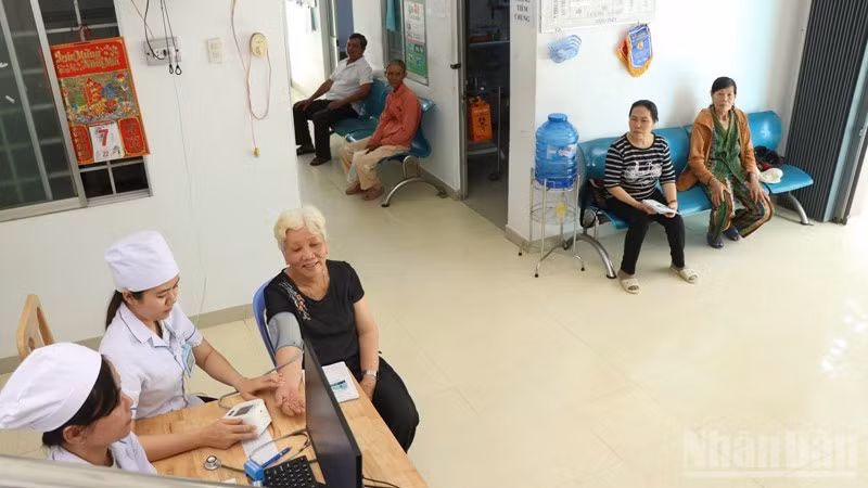 Từ đầu giờ sáng mỗi ngày, khu vực tiếp đón bệnh nhân tại Trạm y tế phường Ba Ngòi (tỉnh Khánh Hòa) đã đông người dân đến khám bệnh. (Ảnh: NGUYỄN TRUNG)