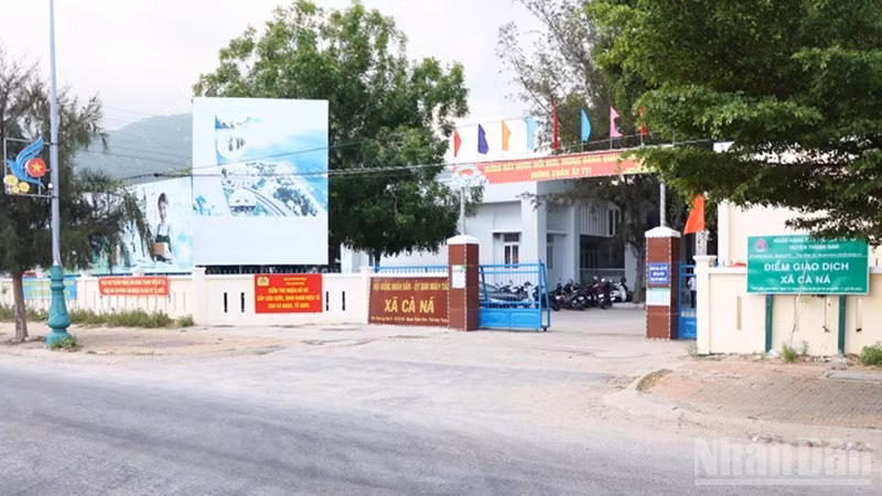 Ủy ban nhân dân xã Cà Ná (Khánh Hòa) dựng pa-nô tuyên truyền về quy hoạch các dự án trọng điểm để thúc đẩy phát triển kinh tế-xã hội của địa phương trong tương lai. (Ảnh: NGUYỄN TRUNG)