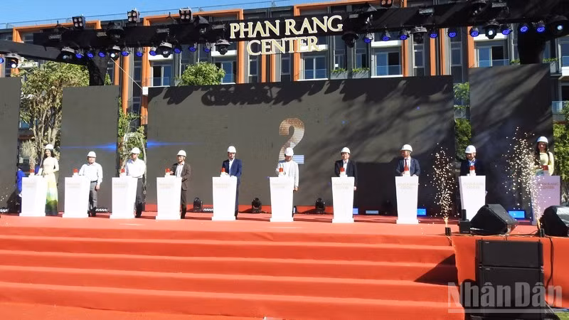 Lãnh đạo Ủy ban nhân dân phường Phan Rang (Khánh Hòa) cùng nhà đầu tư ấn nút khánh thành tại buổi lễ. (Ảnh: NGUYỄN TRUNG)
