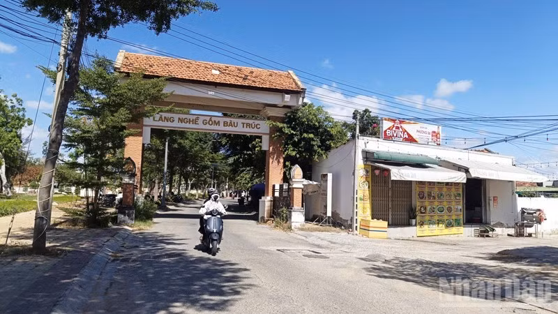 Cổng vào làng gốm Bàu Trúc, xã Ninh Phước (Khánh Hòa). (Ảnh: NGUYỄN TRUNG)