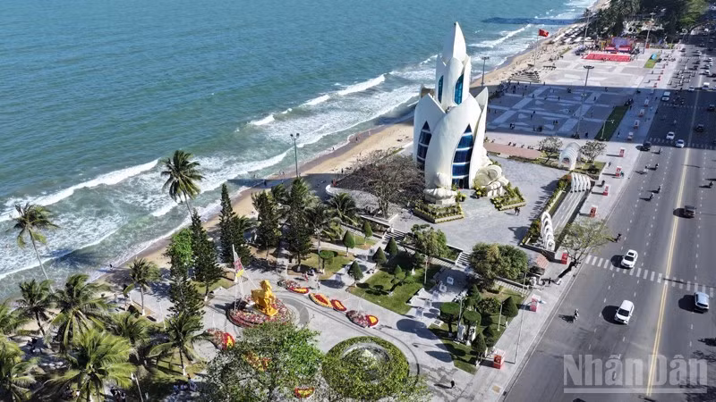 Tháp Trầm Hương với kiến trúc độc đáo, được coi là biểu tượng khát vọng vươn lên bền vững của tỉnh Khánh Hòa. (Ảnh: NGUYỄN TRUNG)